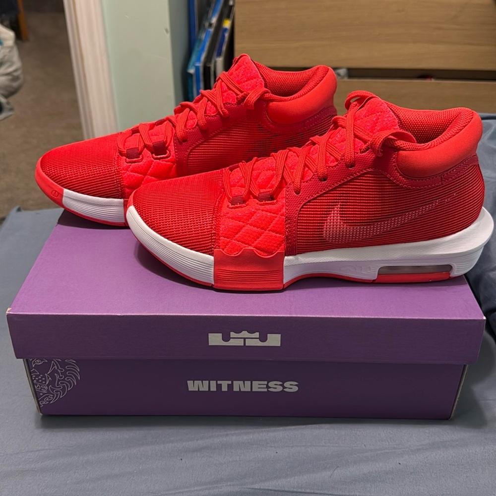 NIKE Lebron Witness VIII 8.5